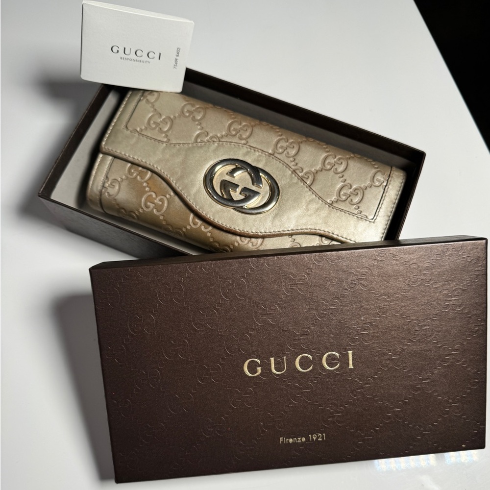100% authentic Gucci wallet comes with the box.